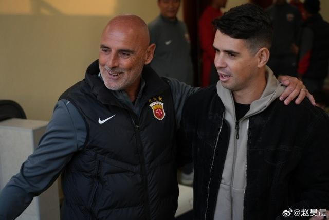 九游app-奥斯卡在多哈探班海港,与穆斯卡特热情拥抱