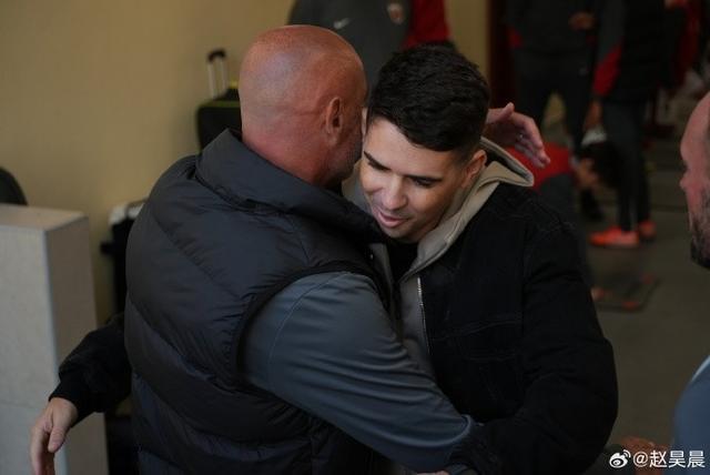 九游app-奥斯卡在多哈探班海港,与穆斯卡特热情拥抱