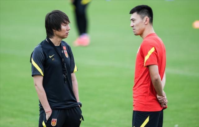 1629944834463050136.jpg 严益唯:准假郑铮,体现尊重和成熟的国足值得期待