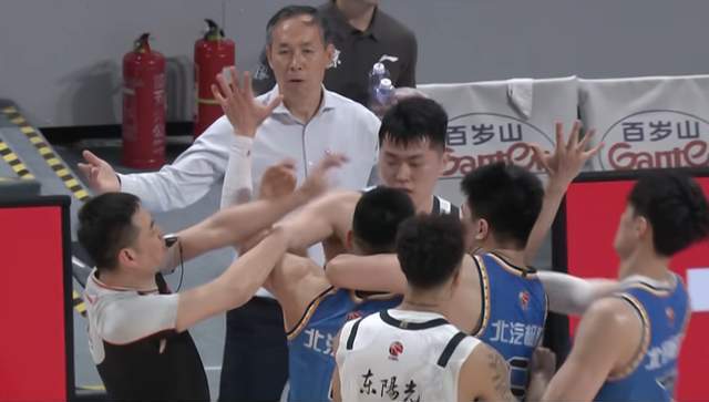 九游电脑版-完全打不过!广东男篮遭逆转,1-2无缘4强,杜锋尽力了,徐杰拉胯